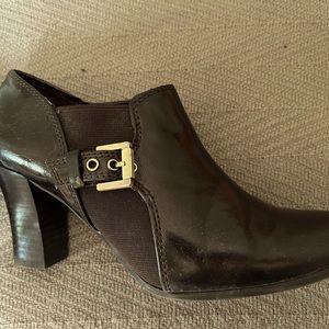 Nickels size 6 brown buckle booties